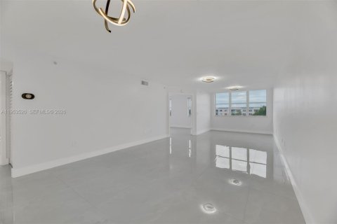 Copropriété à vendre à Sunrise, Floride: 2 chambres, 103.12 m2 № 2010719 - photo 13