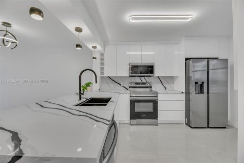 Copropriété à vendre à Sunrise, Floride: 2 chambres, 103.12 m2 № 2010719 - photo 3