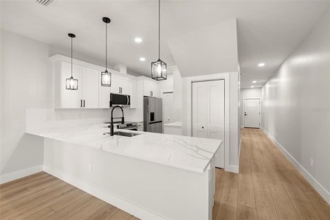 Townhouse in Tampa, Florida 3 bedrooms, 211.54 sq.m. № 1846437 - photo 11