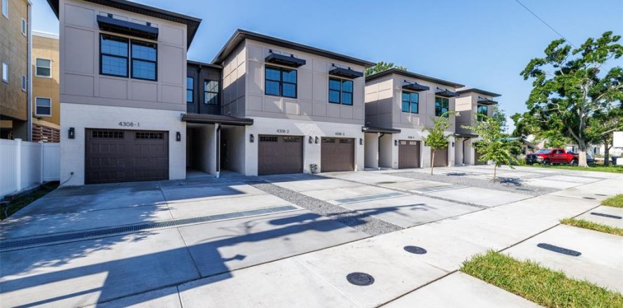 Townhouse in Tampa, Florida 3 bedrooms, 211.54 sq.m. № 1846437