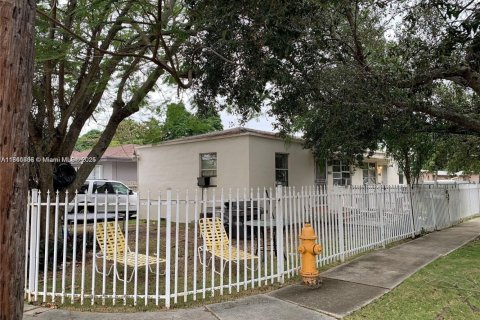 Propiedad comercial en venta en Miami, Florida, 116.5 m2 № 1833765 - foto 1