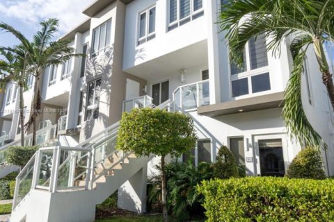 Copropriété à vendre à Doral, Floride: 3 chambres, 125.51 m2 № 1971112 - photo 1