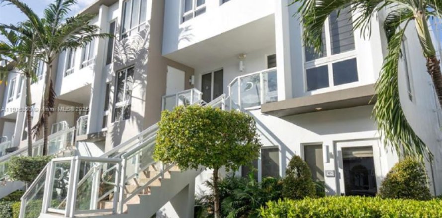 Condo à Doral, Floride, 3 chambres  № 1971112