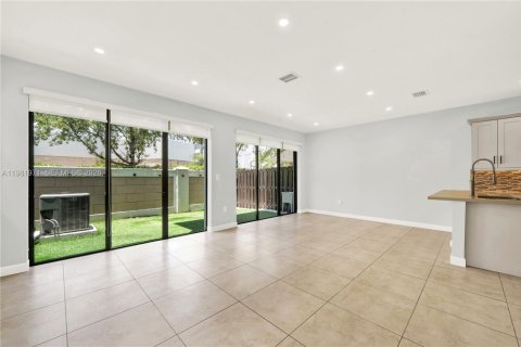 Townhouse in Doral, Florida 4 bedrooms, 200.3 sq.m. № 2043211 - photo 10