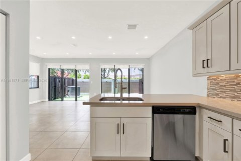 Townhouse in Doral, Florida 4 bedrooms, 200.3 sq.m. № 2043211 - photo 7