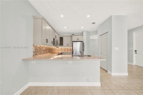 Townhouse in Doral, Florida 4 bedrooms, 200.3 sq.m. № 2043211 - photo 5