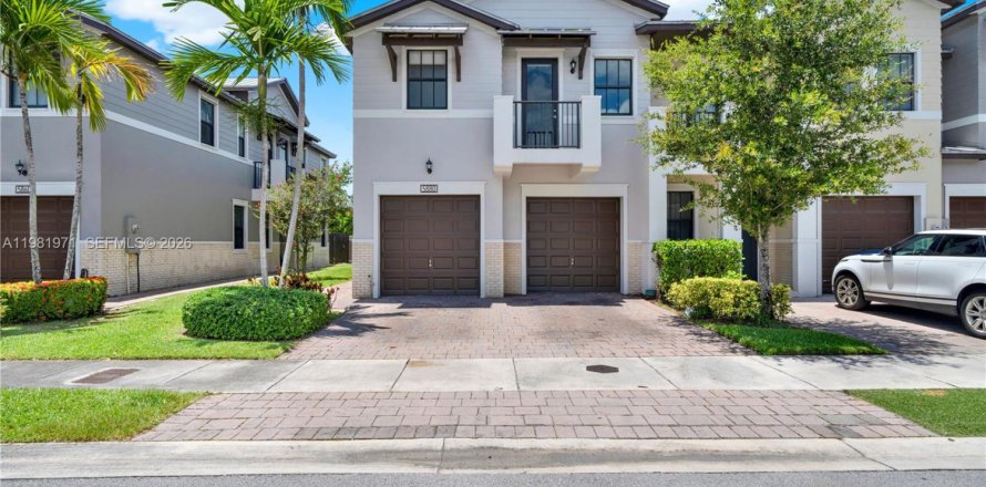 Townhouse in Doral, Florida 4 bedrooms, 200.3 sq.m. № 2043211