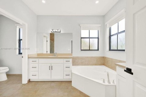 Townhouse in Doral, Florida 4 bedrooms, 200.3 sq.m. № 2043211 - photo 23