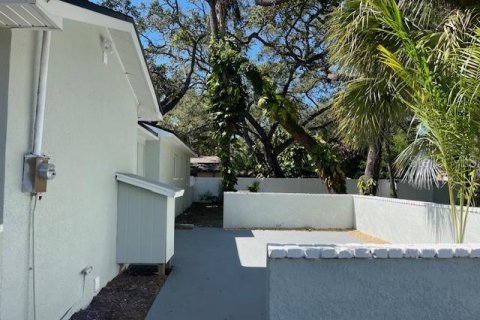 House in Saint Petersburg, Florida 3 bedrooms, 138.42 sq.m. № 2342680 - photo 3