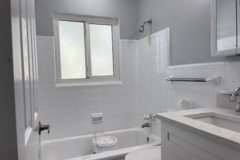 House in Saint Petersburg, Florida 3 bedrooms, 138.42 sq.m. № 2342680 - photo 5