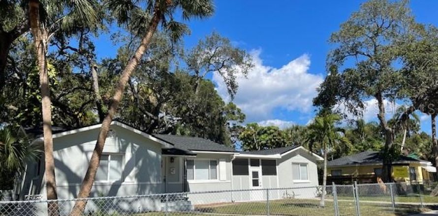 House in Saint Petersburg, Florida 3 bedrooms, 138.42 sq.m. № 2342680