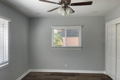 House in Saint Petersburg, Florida 3 bedrooms, 138.42 sq.m. № 2342680 - photo 7