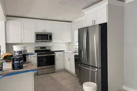 House in Saint Petersburg, Florida 3 bedrooms, 138.42 sq.m. № 2342680 - photo 10