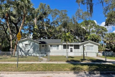 House in Saint Petersburg, Florida 3 bedrooms, 138.42 sq.m. № 2342680 - photo 2