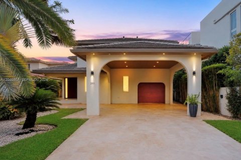 Villa ou maison à louer à Miami Beach, Floride: 4 chambres, 310.11 m2 № 2252477 - photo 2