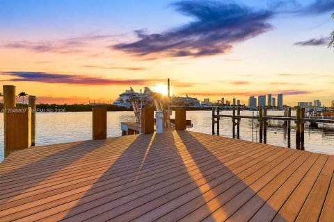 Villa ou maison à louer à Miami Beach, Floride: 4 chambres, 310.11 m2 № 2252477 - photo 5