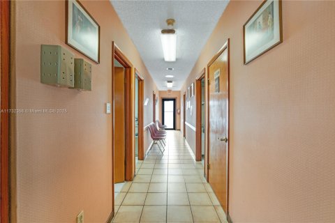 Commercial property in Miami, Florida № 1703922 - photo 7