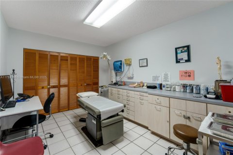 Commercial property in Miami, Florida № 1703922 - photo 13