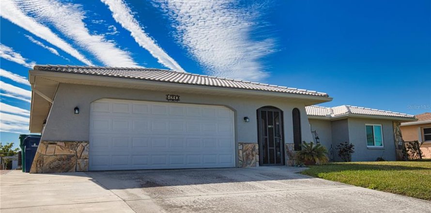 House in Venice, Florida 2 bedrooms, 157.75 sq.m. № 1723745