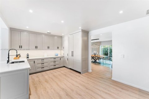 Casa en venta en Miami, Florida, 4 dormitorios, 341.04 m2 № 1933181 - foto 13