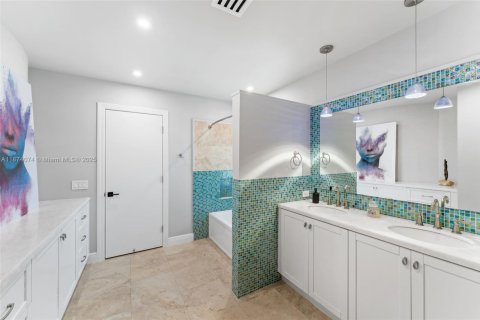 Casa en venta en Miami, Florida, 4 dormitorios, 341.04 m2 № 1933181 - foto 29