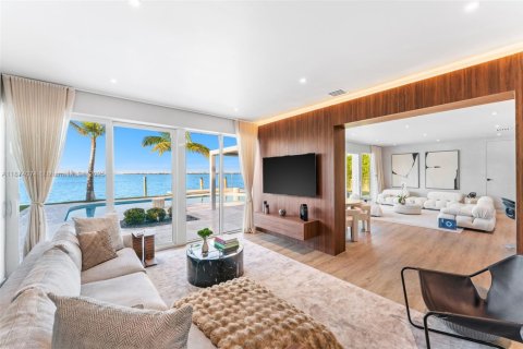 Casa en venta en Miami, Florida, 4 dormitorios, 341.04 m2 № 1933181 - foto 9