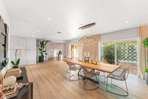 Casa en venta en Miami, Florida, 4 dormitorios, 341.04 m2 № 1933181 - foto 16