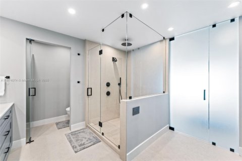 Casa en venta en Miami, Florida, 4 dormitorios, 341.04 m2 № 1933181 - foto 24