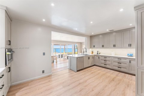 Casa en venta en Miami, Florida, 4 dormitorios, 341.04 m2 № 1933181 - foto 12