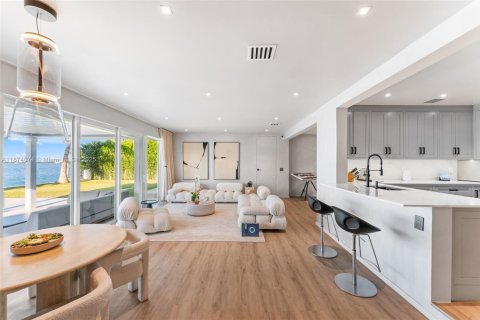 Casa en venta en Miami, Florida, 4 dormitorios, 341.04 m2 № 1933181 - foto 6