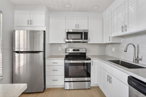 Copropriété à louer à Pembroke Pines, Floride: 2 chambres, 83.61 m2 № 2084520 - photo 2