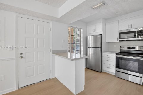 Copropriété à louer à Pembroke Pines, Floride: 2 chambres, 83.61 m2 № 2084520 - photo 3