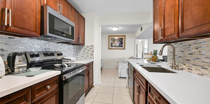 Кондоминиум с 3 спальнями в Лодерхилл, Флорида № 1965043