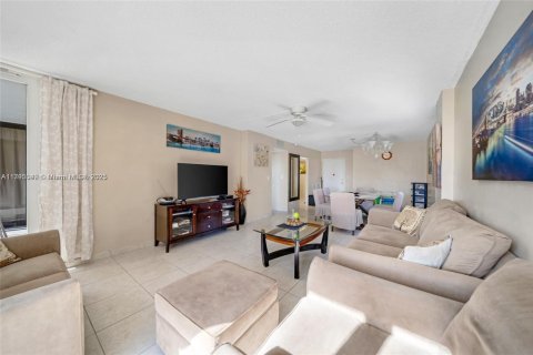 Copropriété à louer à Hollywood, Floride: 2 chambres, 113.15 m2 № 1960010 - photo 4