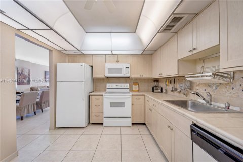 Copropriété à louer à Hollywood, Floride: 2 chambres, 113.15 m2 № 1960010 - photo 6