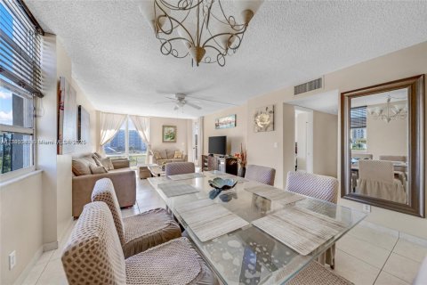 Copropriété à louer à Hollywood, Floride: 2 chambres, 113.15 m2 № 1960010 - photo 1