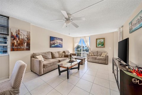 Copropriété à louer à Hollywood, Floride: 2 chambres, 113.15 m2 № 1960010 - photo 20