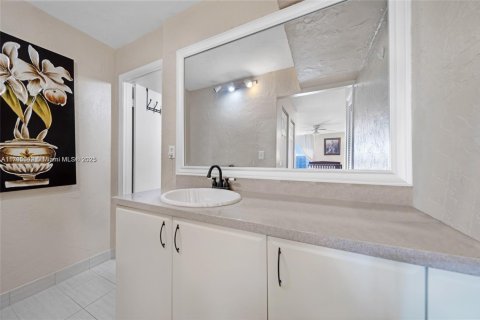 Copropriété à louer à Hollywood, Floride: 2 chambres, 113.15 m2 № 1960010 - photo 12
