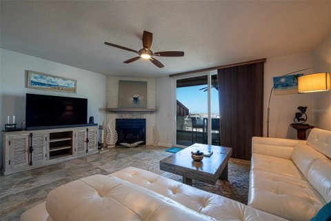 Condo in Tierra Verde, Florida, 2 bedrooms № 2167345 - photo 15
