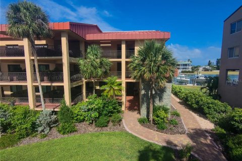 Condo in Tierra Verde, Florida, 2 bedrooms № 2167345 - photo 4