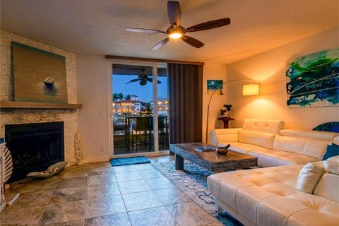 Condo in Tierra Verde, Florida, 2 bedrooms № 2167345 - photo 16