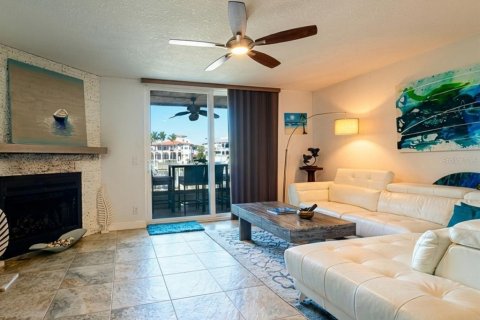 Condo in Tierra Verde, Florida, 2 bedrooms № 2167345 - photo 14