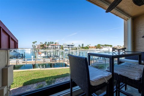 Condo in Tierra Verde, Florida, 2 bedrooms № 2167345 - photo 18