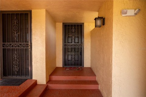 Condo in Tierra Verde, Florida, 2 bedrooms № 2167345 - photo 7