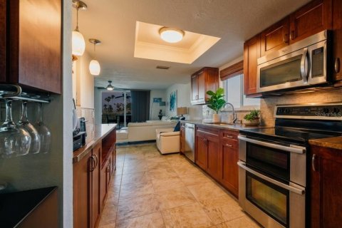 Condo in Tierra Verde, Florida, 2 bedrooms № 2167345 - photo 12