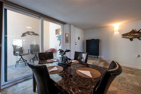 Condo in Tierra Verde, Florida, 2 bedrooms № 2167345 - photo 9