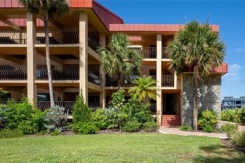Condo in Tierra Verde, Florida, 2 bedrooms № 2167345 - photo 5