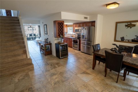 Condo in Tierra Verde, Florida, 2 bedrooms № 2167345 - photo 8