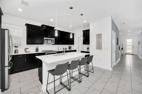 Casa en venta en Kissimmee, Florida, 5 dormitorios, 278.34 m2 № 1853024 - foto 3