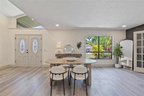 House in Temple Terrace, Florida 4 bedrooms, 203.18 sq.m. № 1884732 - photo 13
